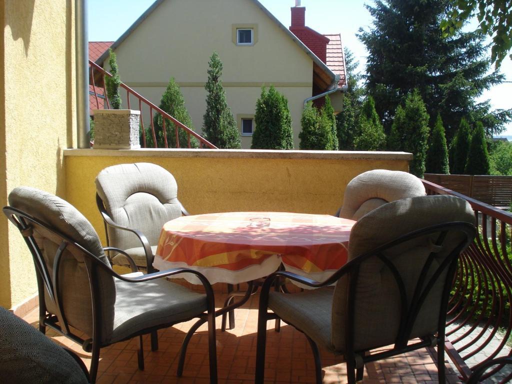 Laura-Haus Apartamento Vonyarcvashegy Exterior foto
